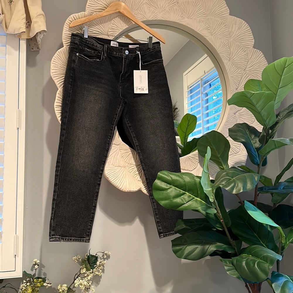 NWT Frame Women’s Jeans Size 30 - sustainably sourced and super comfy!